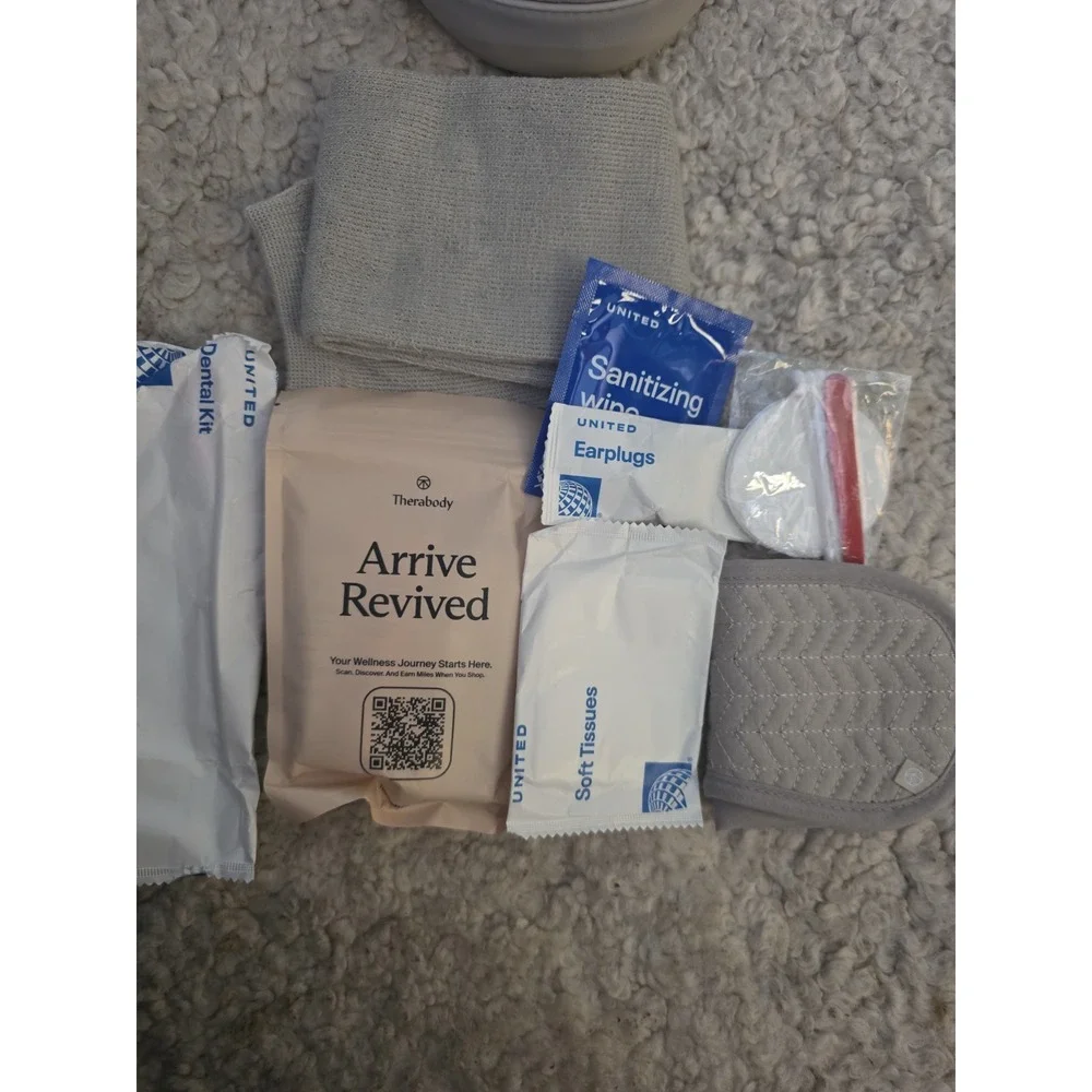 2025 United Therabody Polaris Business Class Amenity Kit Ivory Open box